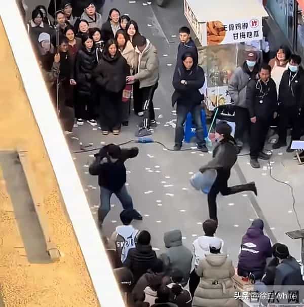 肖战《小城良方》最新路透，被姜妍提着水桶追着打，吓的抱头逃跑