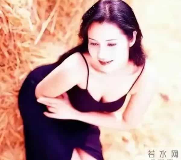 她拍风月片认干爹,被导演霸王硬上弓,靠山去世后,沦为服务员