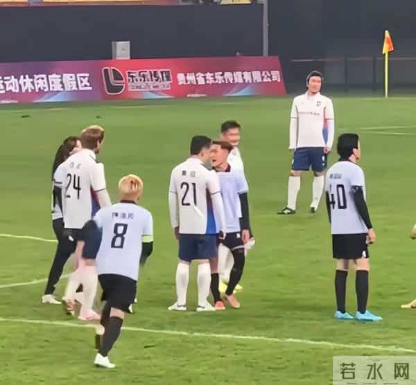 突发!香港知名男星踢球踩对方要害,双方爆发冲突,火药味十足