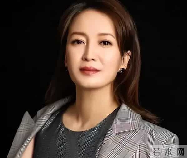 她长得漂亮，演技好，父母却一个瘫痪，一个截肢，丈夫将她宠成宝