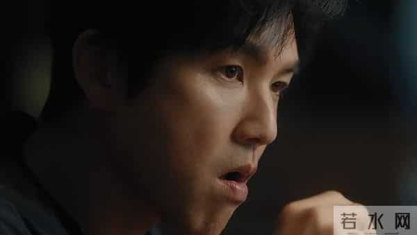 眼神呆滞，面部僵硬，身材干瘪，没白冰的气质，钟汉良也带不动她