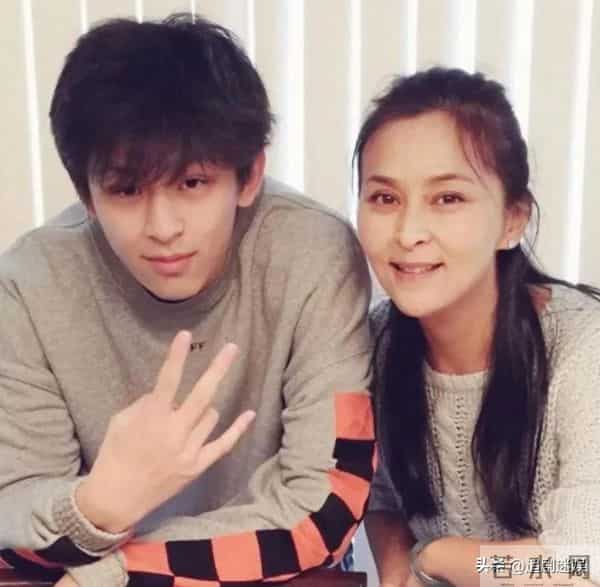 柯蓝没想到,分手4年后,会以这样的方式,和黄志忠“再碰面"