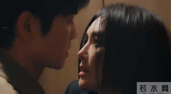 眼神呆滞，面部僵硬，身材干瘪，没白冰的气质，钟汉良也带不动她