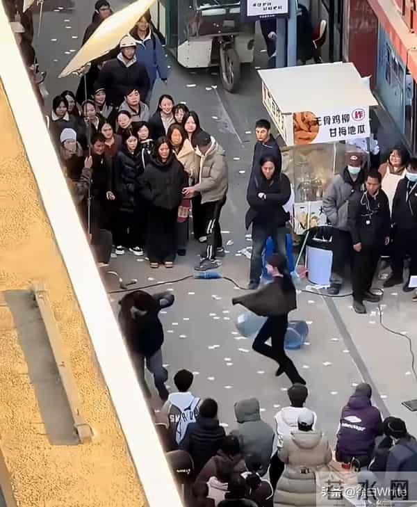 肖战《小城良方》最新路透，被姜妍提着水桶追着打，吓的抱头逃跑