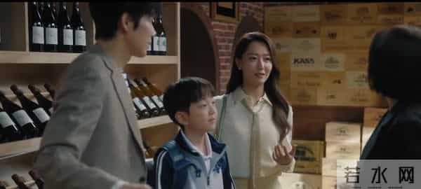 眼神呆滞，面部僵硬，身材干瘪，没白冰的气质，钟汉良也带不动她