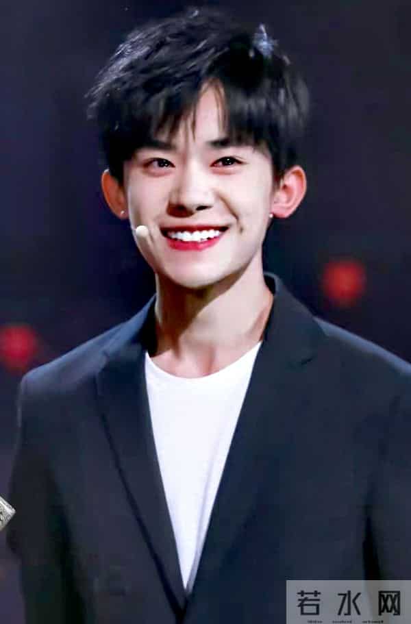 影帝含金量引热议?王晶谈评奖规则,易烊千玺善举回应获赞