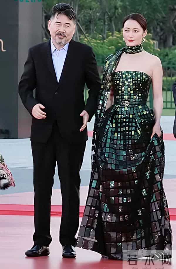 蒋勤勤一脸嫌弃,一点都不想挨着,四大爷一劲儿往媳妇那顾涌