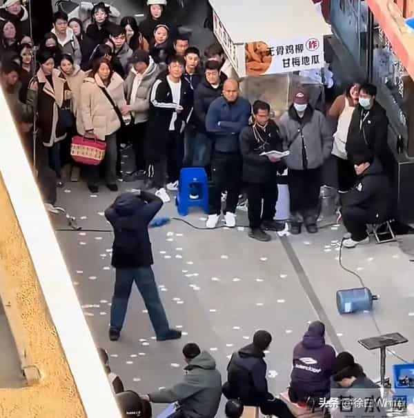 肖战《小城良方》最新路透，被姜妍提着水桶追着打，吓的抱头逃跑