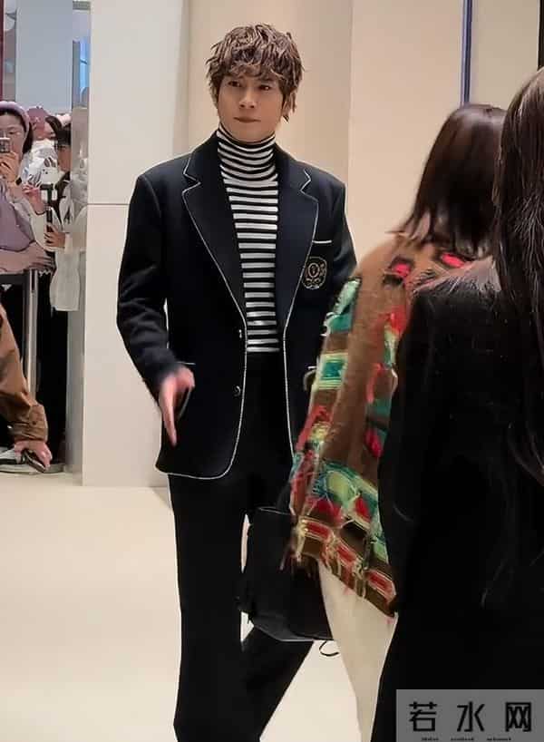 《家业》主演同框:杨紫天鹅颈,韩东君脖短脸圆,卷毛被嘲像大妈