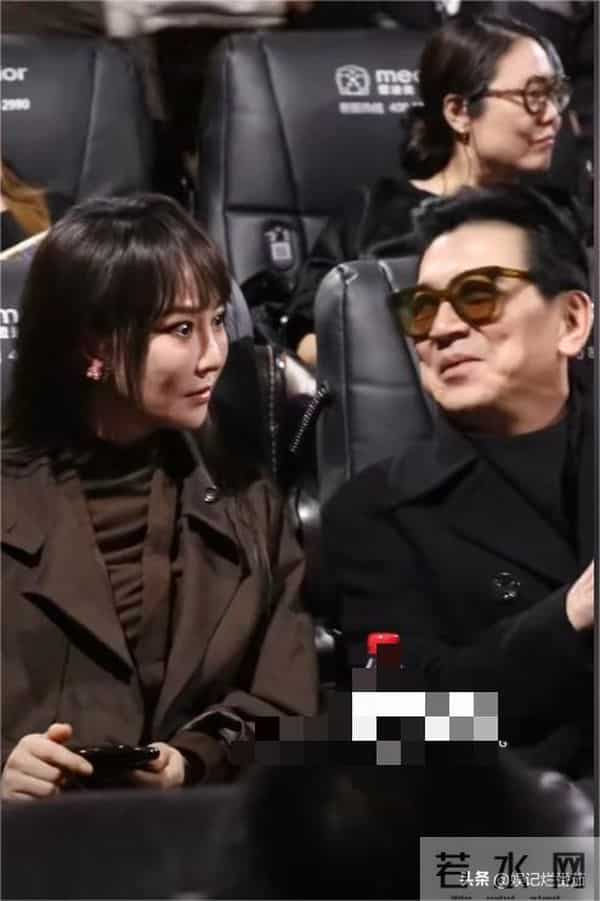 萨萨顶顶现身《清算》首映礼,眼睛好奇怪一直瞪眼,脸白到反光