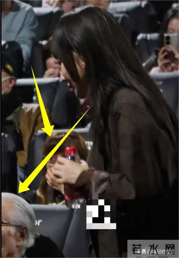 萨萨顶顶现身《清算》首映礼,眼睛好奇怪一直瞪眼,脸白到反光