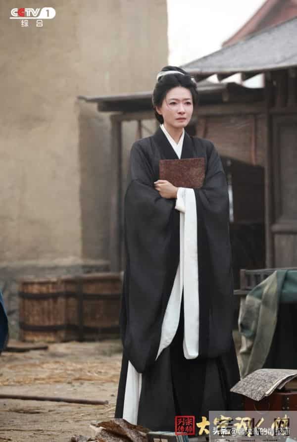 万茜昨晚扮的李清照总觉得差点儿什么,少了点洒脱和不羁。