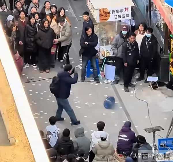 肖战《小城良方》最新路透，被姜妍提着水桶追着打，吓的抱头逃跑