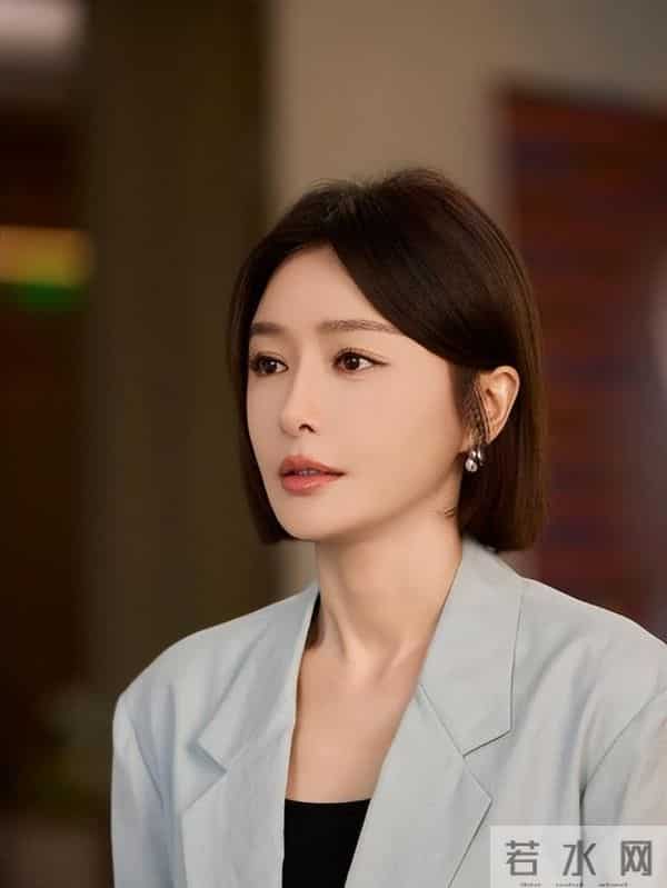 眼神呆滞，面部僵硬，身材干瘪，没白冰的气质，钟汉良也带不动她