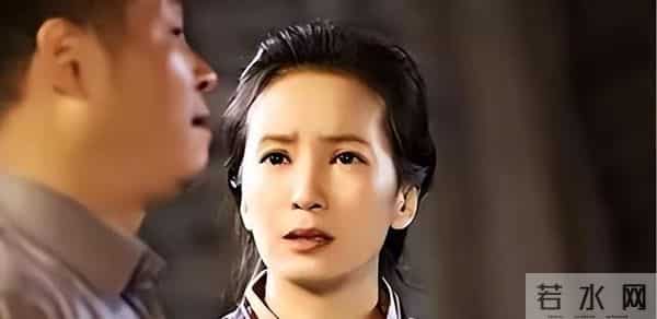 她长得漂亮，演技好，父母却一个瘫痪，一个截肢，丈夫将她宠成宝