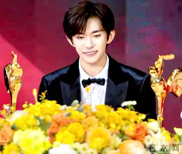 影帝含金量引热议?王晶谈评奖规则,易烊千玺善举回应获赞