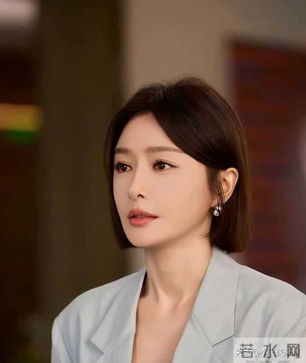 眼神呆滞,面部僵硬,身材干瘪,钟汉良也带不动她