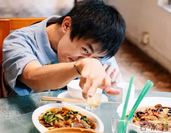 易烊千玺也没想到,拿影帝不到一月,就被王晶“撕”碎了体面!