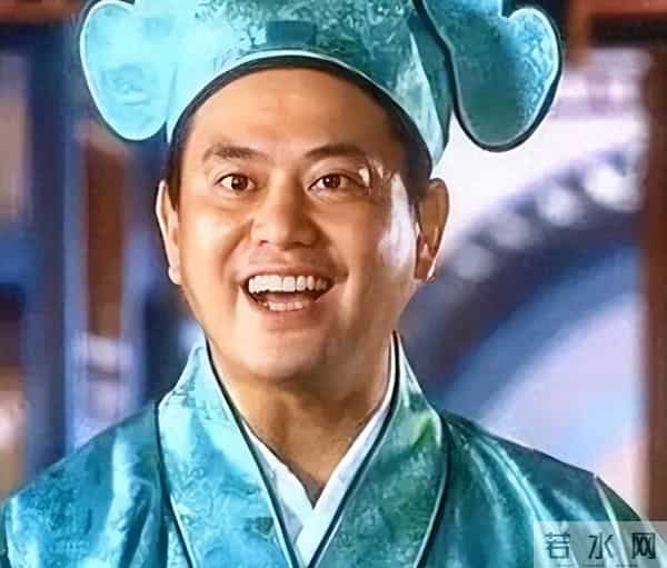 突发!香港知名男星踢球踩对方要害,双方爆发冲突,火药味十足