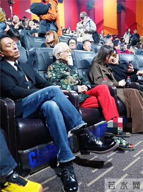 萨萨顶顶现身《清算》首映礼,眼睛好奇怪一直瞪眼,脸白到反光