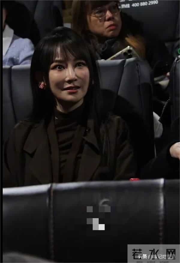 萨萨顶顶现身《清算》首映礼,眼睛好奇怪一直瞪眼,脸白到反光