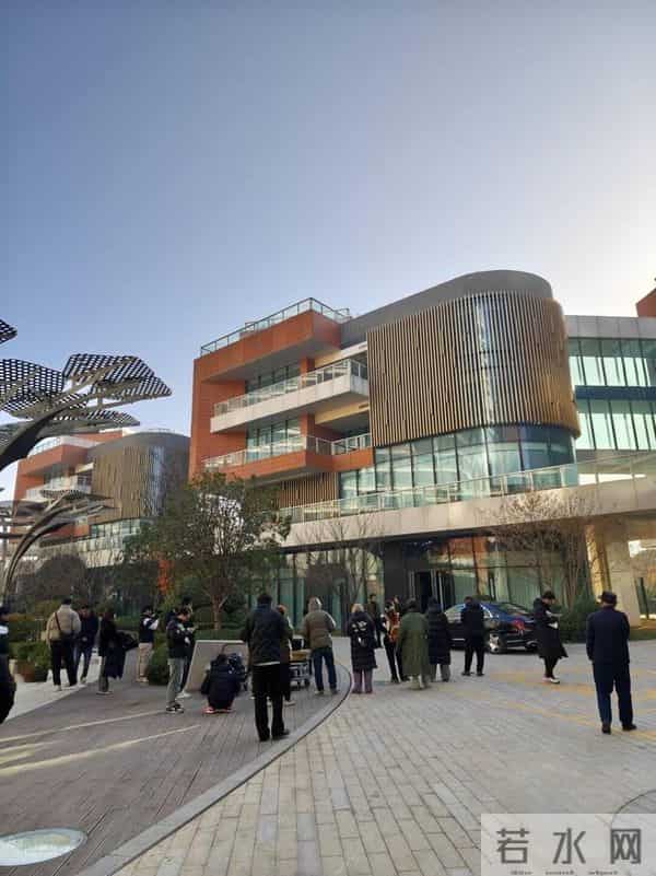 女演员雪地打颤，剧组无动于衷，观众不干了