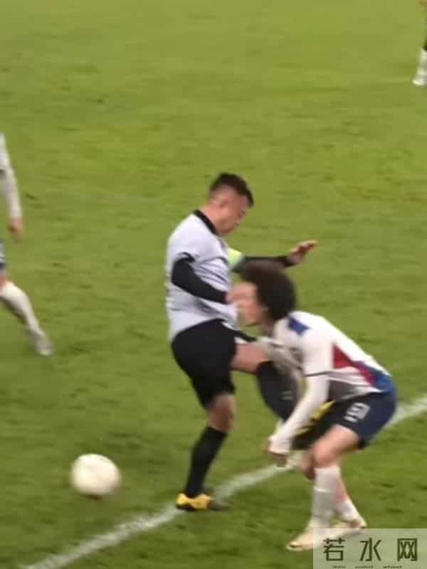 突发!香港知名男星踢球踩对方要害,双方爆发冲突,火药味十足