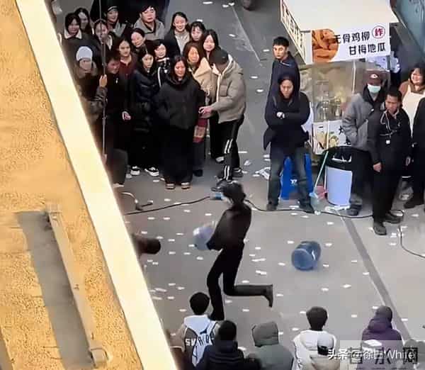 肖战《小城良方》最新路透，被姜妍提着水桶追着打，吓的抱头逃跑