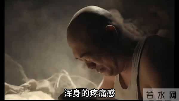 男人把父亲葬在院子里，挖坑时不慎掉进地窖