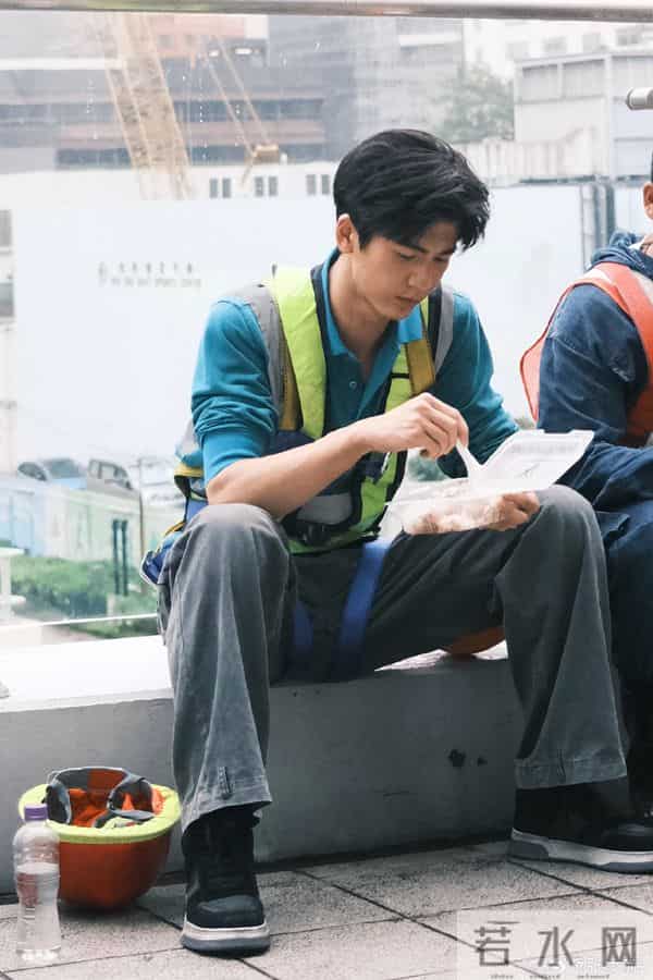 张凌赫捐赠驰援香港!清冷男神变暖心达人 细节藏家乡情怀