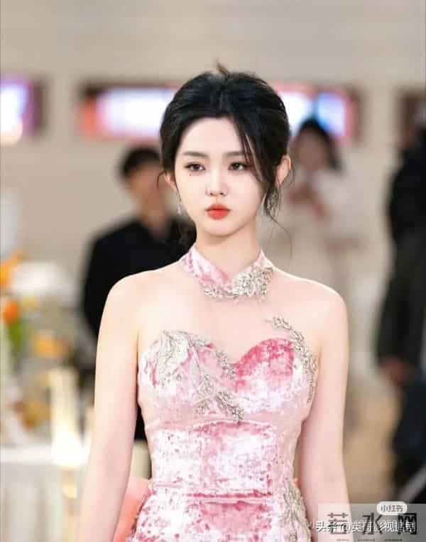 看不下去了！短剧十大人气女神重新洗牌，她凭啥碾压郭宇欣排第一