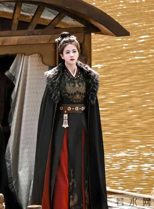 《恰逢雨连天》封神!白鹿女扮男装闯朝堂,刘宇宁权谋拉扯爽到炸