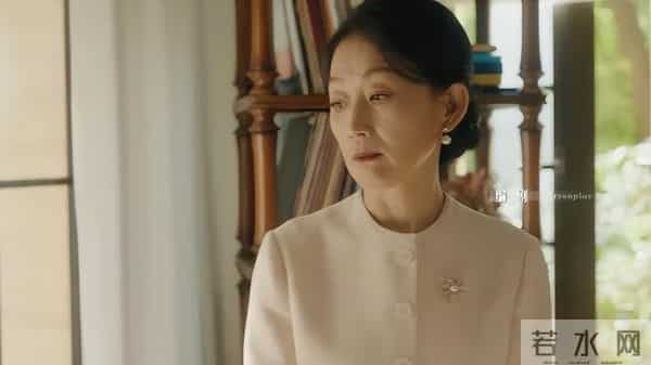 眼神呆滞，面部僵硬，身材干瘪，没白冰的气质，钟汉良也带不动她