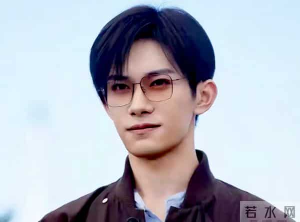 影帝含金量引热议?王晶谈评奖规则,易烊千玺善举回应获赞