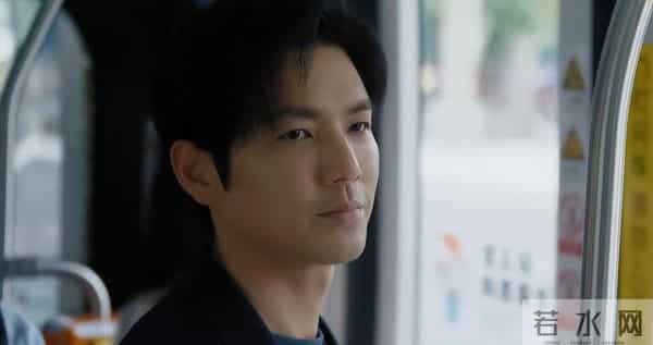 眼神呆滞，面部僵硬，身材干瘪，没白冰的气质，钟汉良也带不动她