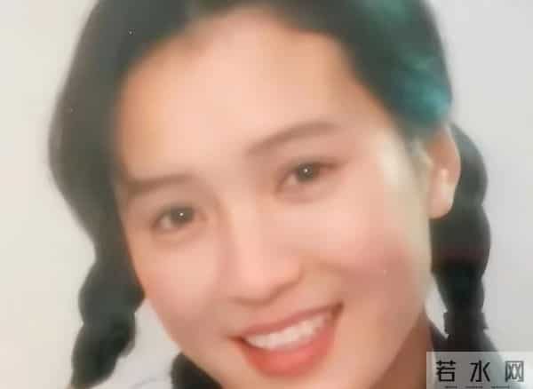 她长得漂亮，演技好，父母却一个瘫痪，一个截肢，丈夫将她宠成宝