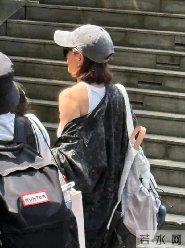 贾静雯一家成都逛街，50岁像30岁，咘咘天生高颅顶，但没波妞可爱