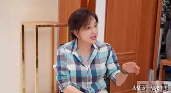 “刘晓庆”高调杀回来,穿衬衫+超短裤像小姑娘,大长腿好抢风头