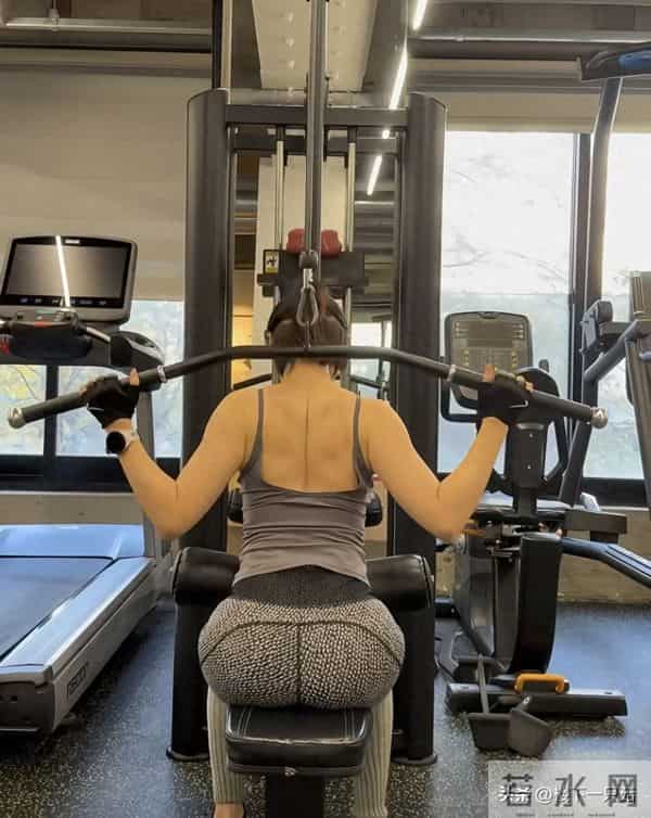 43岁孙艺珍晒健身照 蜂腰翘臀 超绝腰臀比 难怪玄彬对她生理性喜欢