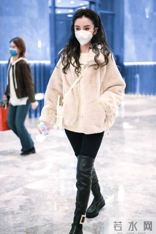 杨颖造型又有新话题,跨年晚会三款造型又美又飒,私服才是真功夫