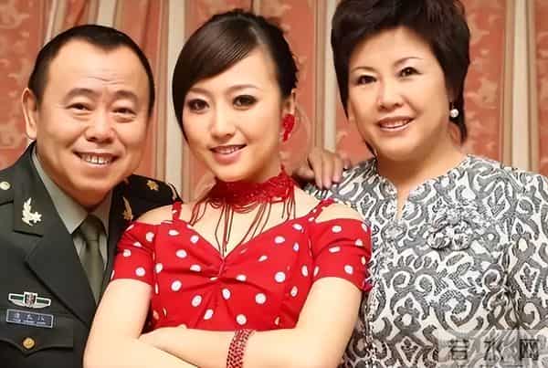 再多钱有什么用?潘长江女儿如今的现状,给所有父母提了个醒