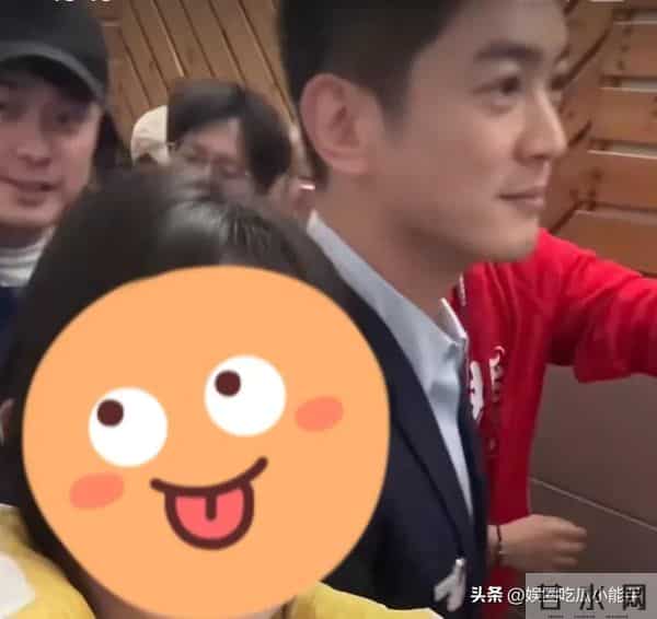 上戏八十周年校庆,郑恺牵苗苗现身,杜江陈赫出席雷佳音发型抢镜