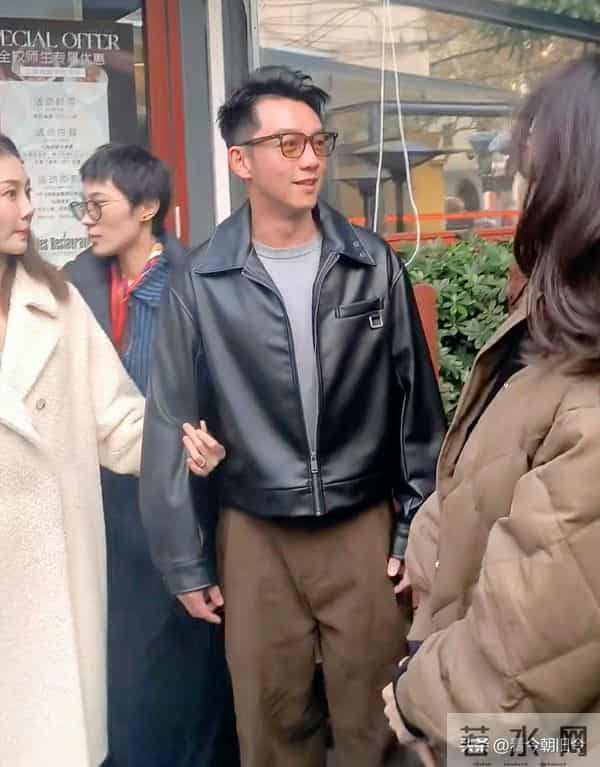 郑恺带着妻子回母校上戏参加校庆活动,夫妻俩牵着手走路,好恩爱