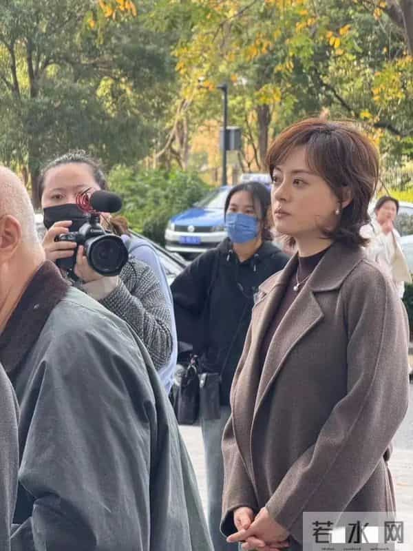 万万没想到42岁孙俪马路边被偶遇，真人又白又瘦，烫了卷发很时髦