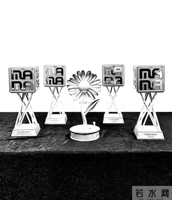 权志龙晒与周润发夫妇合照,林建岳及小女友也在,李洙赫帅得突出