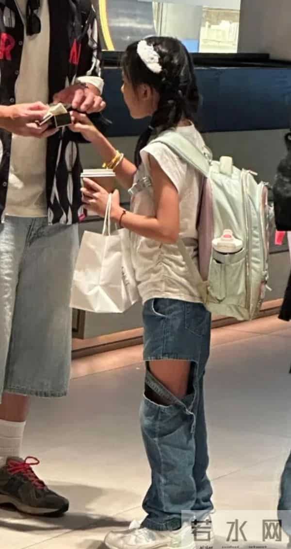 贾静雯一家成都逛街，50岁像30岁，咘咘天生高颅顶，但没波妞可爱