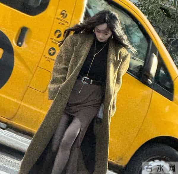 身穿大衣搭配黑丝，脚踩CL红底高跟鞋的杨幂，御姐气质拉满！