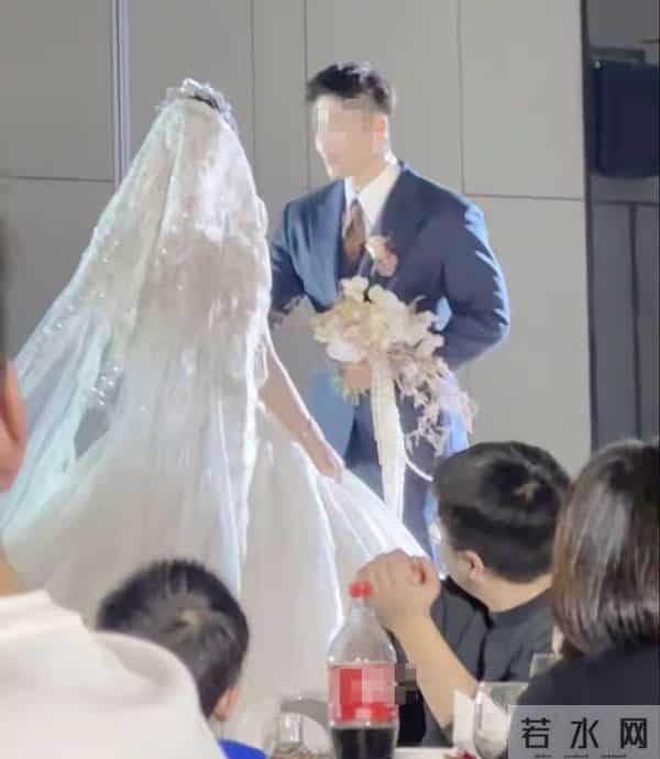 奥运冠军汪顺参加朋友婚礼,他身材高挑,抱着小孩,画面好温馨啊