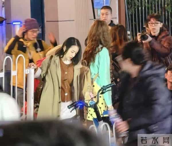 张艺凡在武汉二中校门口被偶遇,她穿斑点裙,长相甜美像初恋女友
