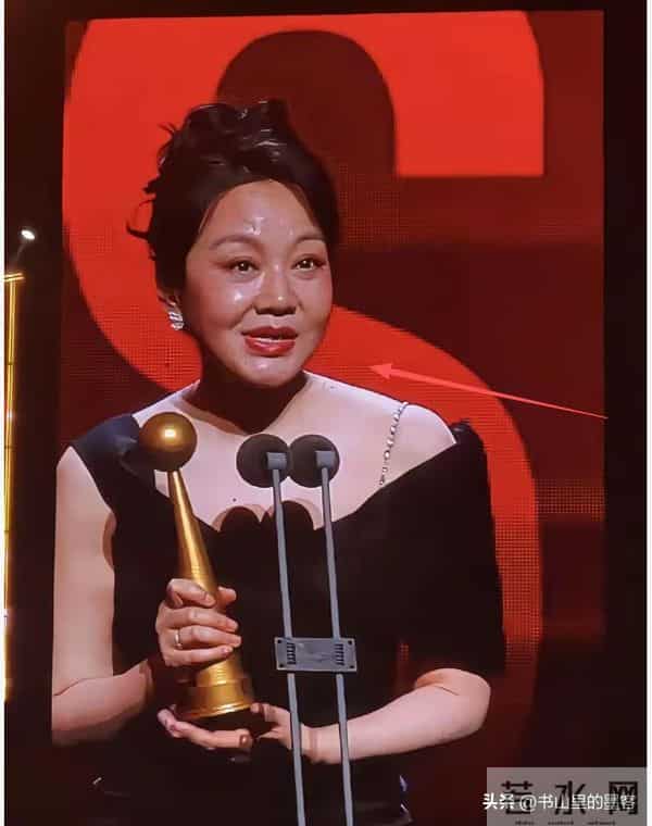 54岁闫妮变样：脸油腻嘴歪斜，身材发福像大妈，一代女神认不出了